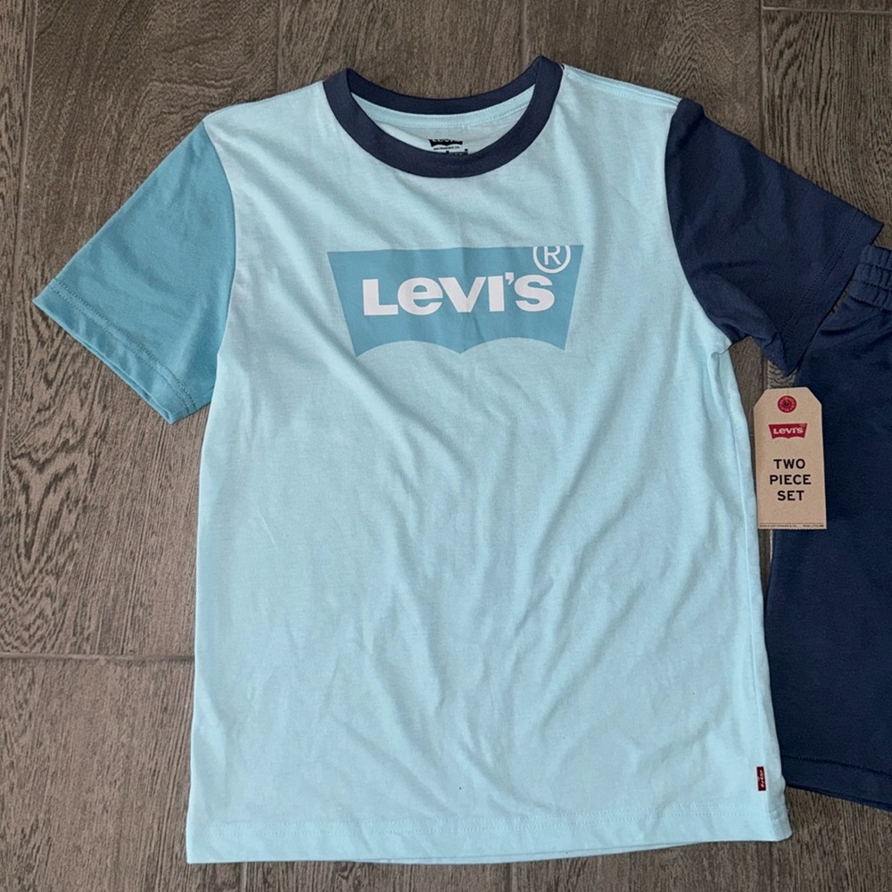 Levi's Boys Graphic T-Shirt and Shorts 2-Piece Outfit set - Picture 3 of 6